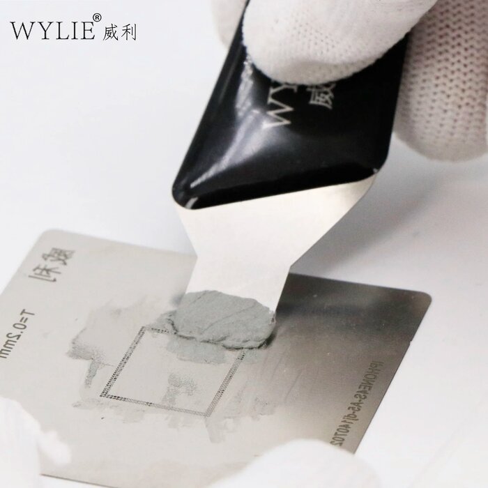 Dụng cụ WYLIE WL-5A đang kéo kem thiếc qua vỉ làm chân iPhone đặt trên bàn