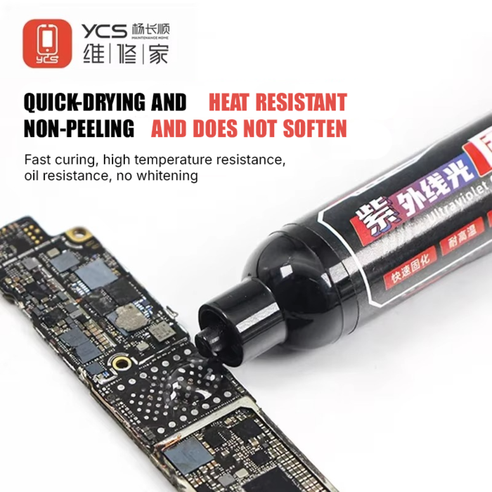 Đầu xi-lanh keo UV YCS đặt sát main điện thoại, chuẩn bị phủ keo lên vùng chip