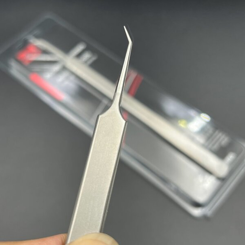 Hình ảnh panh nhíp RUIQI AAA-15JP với đầu cong siêu mịn, sẵn sàng kẹp IC chính xác.